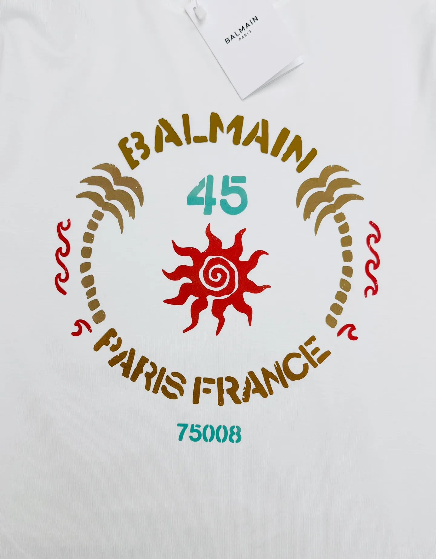 BALMAINI* Balmain 26s summer New Arrival cabinet T-shirt. Made of high-quality g Xinjiang cotton, woven technology. The chest color matches the Classic label drawn with Balmain letters. The contrasting color design is three-dimensional and beautiful! Regular cut, the upper body fits comfortably and does not look bloated or tight. Recommended by Sweet Potato Same Style! Color: Black.White Sizes: S-XXL❗️175/145 pounds recommended L